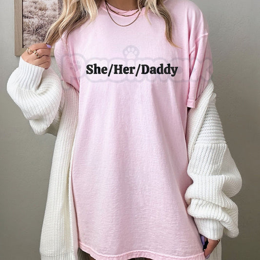 "She Her Daddy" Funny Lesbian Pride Pronouns Humor Gay T-Shirt - Queer Roleplay Slogan Tee, Niche Lesbian Relationship Apparel, Bold LGBTQ+ Humor Gift-Pasimax