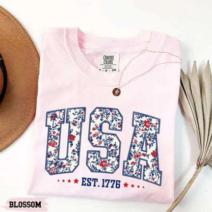 Comfort Colors® Floral USA T-Shirt – Retro America Floral Graphic Tee, Vintage 4th of July Shirt, Aesthetic Oversized Women’s Patriotic Top